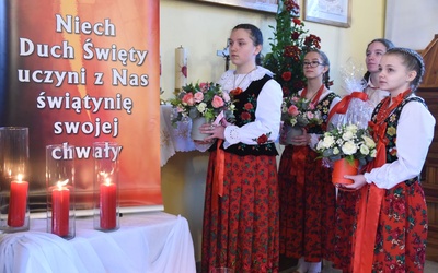 Nadzieją parafii są młodzi, którzy w rocznicę powstania wspólnoty przyjęli bierzmowanie.