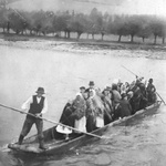 Ludzie, żeby być na Mszy w Jazowsku, przeprawiali się przez Dunajec, kiedy nie było jeszcze mostu. Przed wojną doszło do tragedii. Podczas jednej z takich przepraw łódź wywróciła się i utonęło blisko 30 osób.