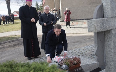 Zaproszeni goście złożyli kwiaty pod Pomnikiem Kresowiaków. 