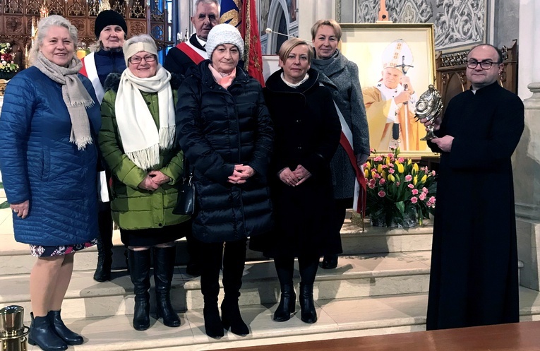 Z lewej Danuta Urbańczyk. Z prawej z relikwiarzem ks. Sławomir Ziółek.