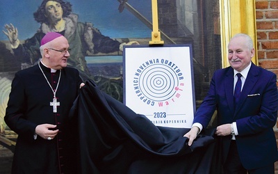▲	Arcybiskup Józef Górzyński i marszałek województwa Gustaw Marek Brzezin zaprezentowali rocznicowe logo.
