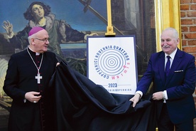 ▲	Arcybiskup Józef Górzyński i marszałek województwa Gustaw Marek Brzezin zaprezentowali rocznicowe logo.