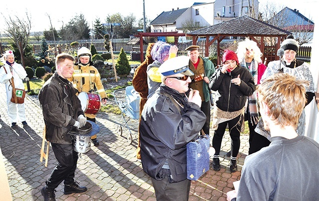 ▲	Przebierańcy robili sporo radosnego zamieszania.