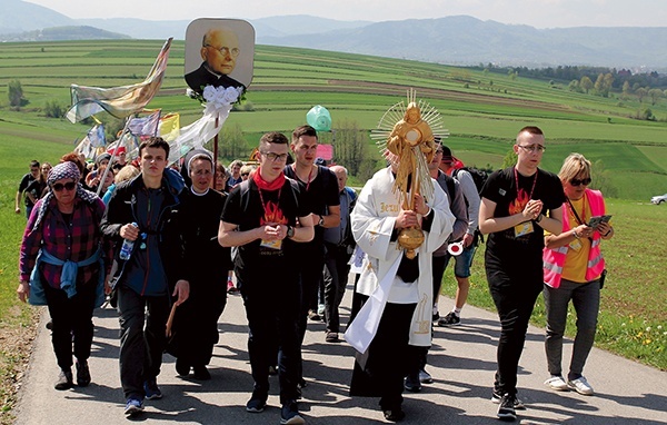 Księża znów poniosą Najświętszy Sakrament.