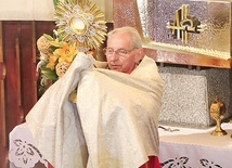 Ks. prał. Nowobilski podczas Mszy św. dziękczynnej za 50 lat kapłaństwa.