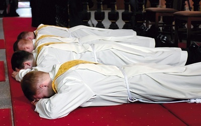 Postawa prostracji w czasie święceń prezbiteratu w świdnickiej katedrze.