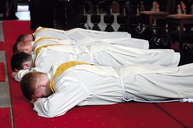 Postawa prostracji w czasie święceń prezbiteratu w świdnickiej katedrze.