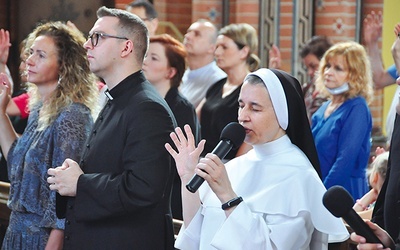 	Siostra Wirginia wraz z ks. Radosławem na jednym ze spotkań modlitewnych.