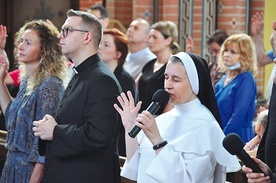 	Siostra Wirginia wraz z ks. Radosławem na jednym ze spotkań modlitewnych.