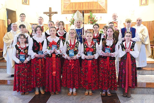 	Nowi bierzmowani są nadzieją, że wiara będzie przekazywana.