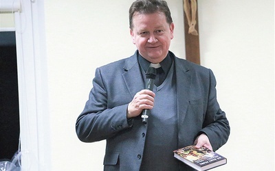 	Ksiądz Janusz Królikowski podczas wieczornicy.