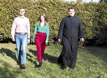 ▲	– Chcemy opowiedzieć o tych, którzy płacą najwyższą cenę za wierność Chrystusowi – mówią (od lewej) Kamil Szczęsny, Olga Sochaczewska i ks. Paweł Łęcki.