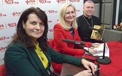 ▲	Do udziału w konkursie zachęcają (od lewej) Alicja Byzdra, Aurelia Michałowska i bp Piotr Turzyński.