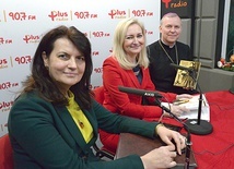▲	Do udziału w konkursie zachęcają (od lewej) Alicja Byzdra, Aurelia Michałowska i bp Piotr Turzyński.