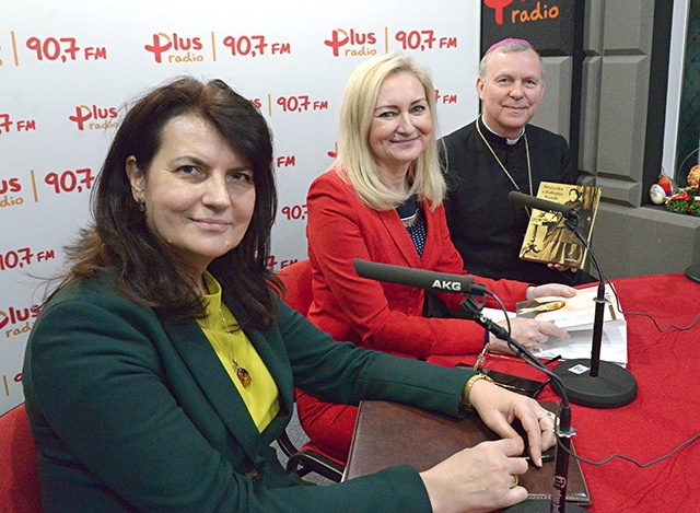 ▲	Do udziału w konkursie zachęcają (od lewej) Alicja Byzdra, Aurelia Michałowska i bp Piotr Turzyński.