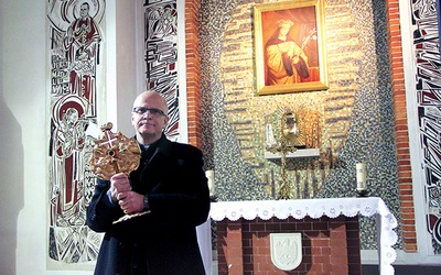 ◄	Gospodarz parafii z relikwiarzem w kaplicy poświęconej patronowi.