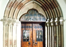 Romańsko-gotycka archiwolta w rudzkiej bazylice (3 ćw. XIII w.).