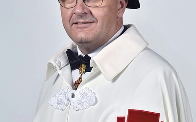 Andrzej Sznajder urodził się w Chorzowie, dziś mieszka w parafii pw. NMP Jasnogórskiej w Orzechu k. Tarnowskich Gór. Jako nastolatek zaangażował się w spotkania Ruchu Światło–Życie, z którym związany jest do dziś (zasiada w Radzie Fundacji Światło–Życie). Od 2001 r. pełni posługę nadzwyczajnego szafarza Komunii św. W 2008 r. został przyjęty do zakonu podczas inwestytury w Częstochowie. Od 2014 r. jest dyrektorem katowickiego oddziału Instytutu Pamięci Narodowej. 18 stycznia 2022 r. kard. Fernando Filoni...