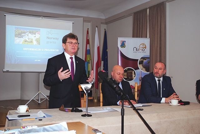 ▲	O historycznym założeniu mówił burmistrz Waldemar Ślusarczyk.