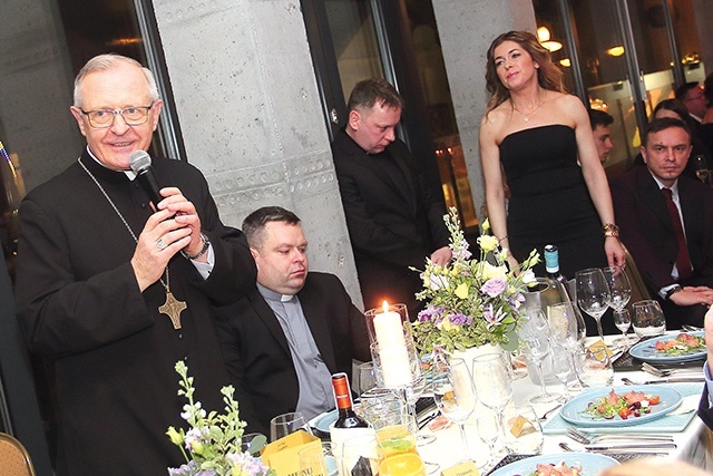 Biskup Edward Dajczak dziękował wszystkim darczyńcom.