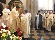 O. Gerard Timoner OP przekazuje jubileuszowy krzyż prowincjałowi o. Łukaszowi Wiśniewskiemu OP.