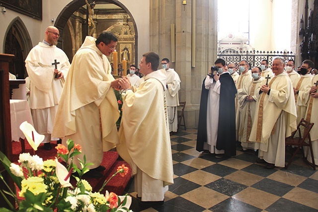 O. Gerard Timoner OP przekazuje jubileuszowy krzyż prowincjałowi o. Łukaszowi Wiśniewskiemu OP.