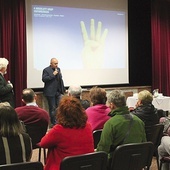 Rafał Porzeziński w trakcie wystąpienia.