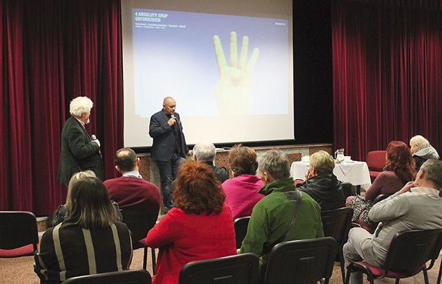 Rafał Porzeziński w trakcie wystąpienia.
