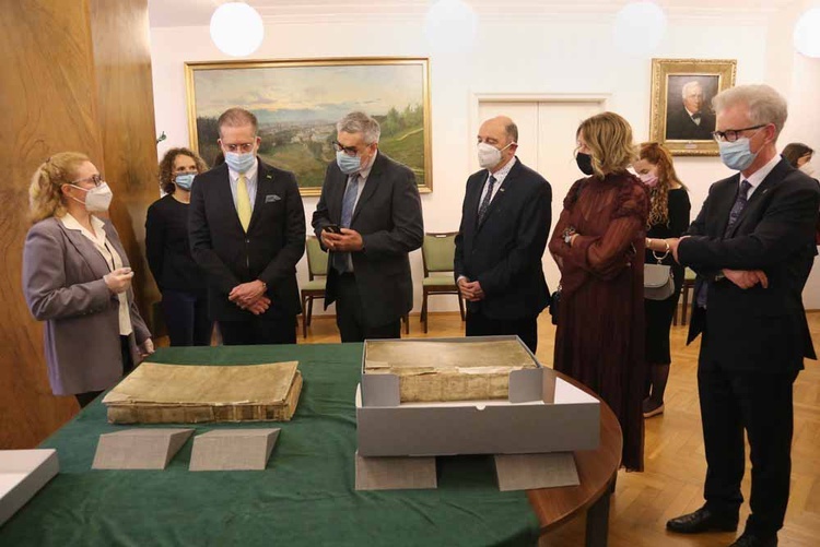 Odsłonięto popiersie Ruya Barbosy