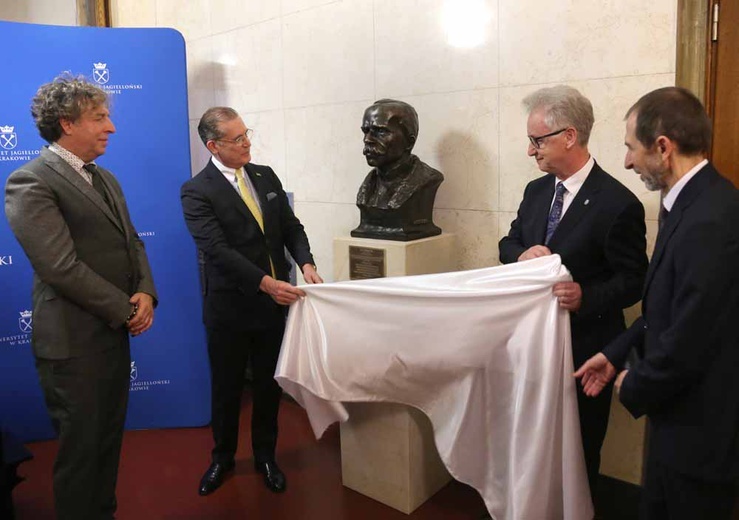 Odsłonięto popiersie Ruya Barbosy