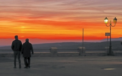 Spacerowicze na promenadzie we włoskim Monte Sant’Angelo.
10.02.2022 półwysep Gargano 