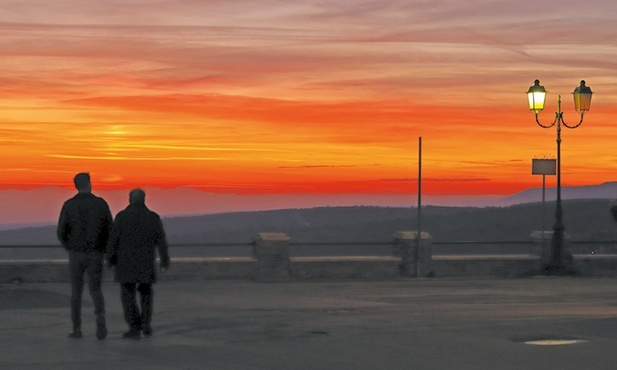 Spacerowicze na promenadzie we włoskim Monte Sant’Angelo.
10.02.2022 półwysep Gargano 