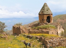 Dawny ormiański klasztor Garmyrag wysoko w górach  nad jeziorem Wan.