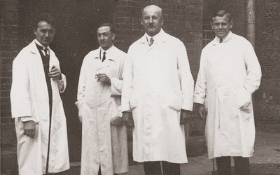 W 1931 roku Edmund Wojtyła (pierwszy z prawej), po ukończeniu studiów medycznych na Uniwersytecie Jagiellońskim, rozpoczął pracę w zawodzie lekarza.