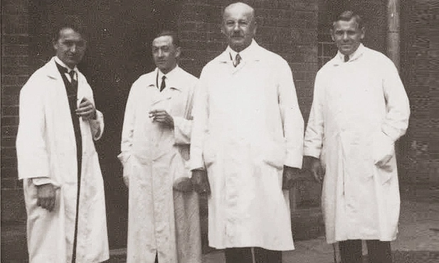 W 1931 roku Edmund Wojtyła (pierwszy z prawej), po ukończeniu studiów medycznych na Uniwersytecie Jagiellońskim, rozpoczął pracę w zawodzie lekarza.