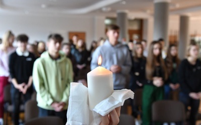 Uczniowie zielonogórskiego Ekonomika modlili się o pokój na Ukrainie
