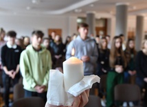 Uczniowie zielonogórskiego Ekonomika modlili się o pokój na Ukrainie