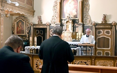 Bp Marek Mendyk w czasie głoszenia konferencji.