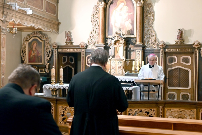 Bp Marek Mendyk w czasie głoszenia konferencji.