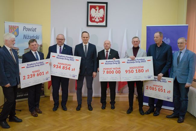 Samorządowcy niżańskiego powiatu z promesami.