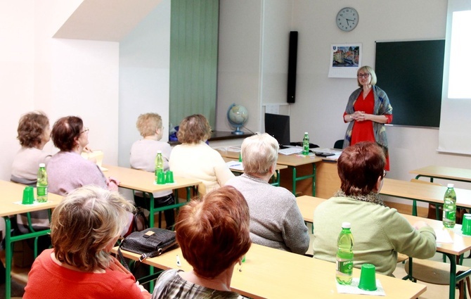 Nowy Sącz. Wykład Haliny Czerwińskiej na Uniwersytecie Trzeciego Wieku