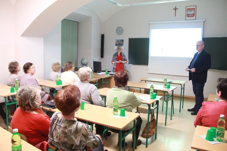 Nowy Sącz. Wykład Haliny Czerwińskiej na Uniwersytecie Trzeciego Wieku