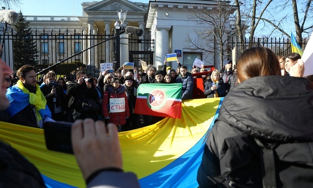 Przed Ambasadą Rosji w Polsce trwa protest przeciwko wojnie