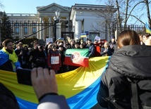 Przed Ambasadą Rosji w Polsce trwa protest przeciwko wojnie