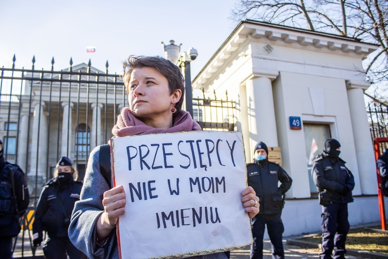 Protest przeciwko agresorom przed Ambasadą Rosji. Spalono flagę