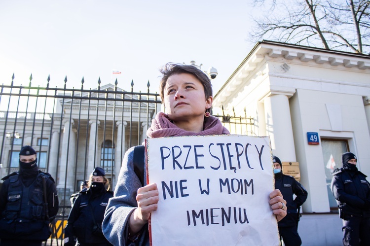 Protest przeciwko agresorom przed Ambasadą Rosji. Spalono flagę