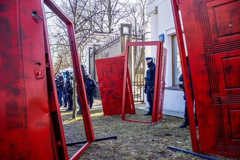 Protest przeciwko agresorom przed Ambasadą Rosji. Spalono flagę