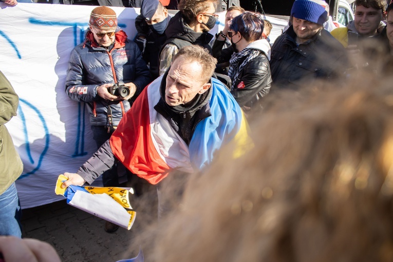 Protest przeciwko agresorom przed Ambasadą Rosji. Spalono flagę