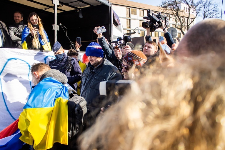 Protest przeciwko agresorom przed Ambasadą Rosji. Spalono flagę