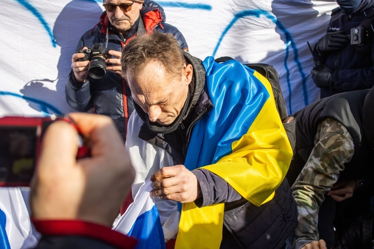 Protest przeciwko agresorom przed Ambasadą Rosji. Spalono flagę